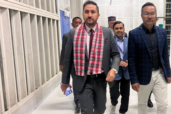 जेनजी प्रदर्शनमा क्षतिग्रस्त एनसेल ‘अफिस’ पुगेका मन्त्री खरेलले भने : हुनसक्ने सहयोग गर्न तयार छौँ